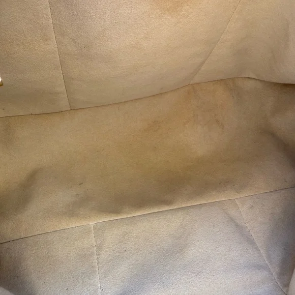 Louis Vuitton Artsy MM Monogram Bag - Picture 9 of 16